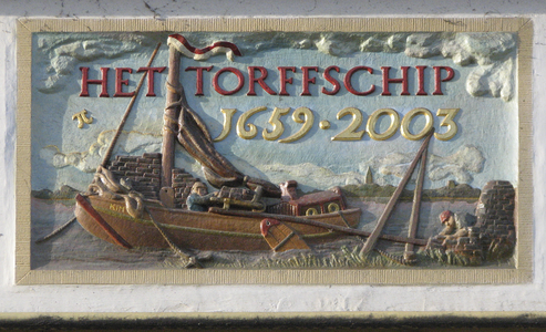 902869 Afbeelding van de gevelsteen 'HET TORFFSCHIP 1659-2003', in de gevel van het pand Oudegracht 291 te Utrecht. De ...